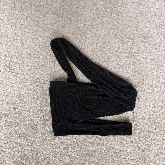 Revolve Black Top - Picture 1 of 4